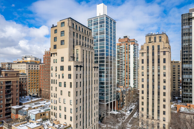 Astor Towers in Chicago, IL - Building Photo - Building Photo