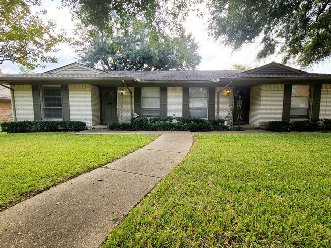 property at 7436 Brentcove Cir