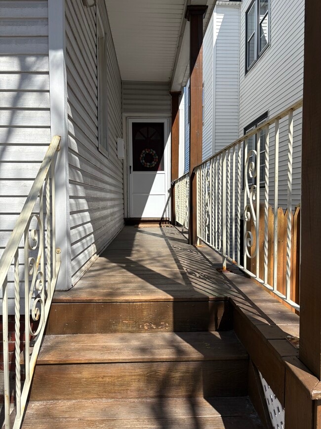 96 Falcon St, Unit 1 in Boston, MA - Foto de edificio - Building Photo