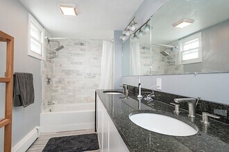 5 Munroe St, Unit 1 in Somerville, MA - Foto de edificio - Building Photo