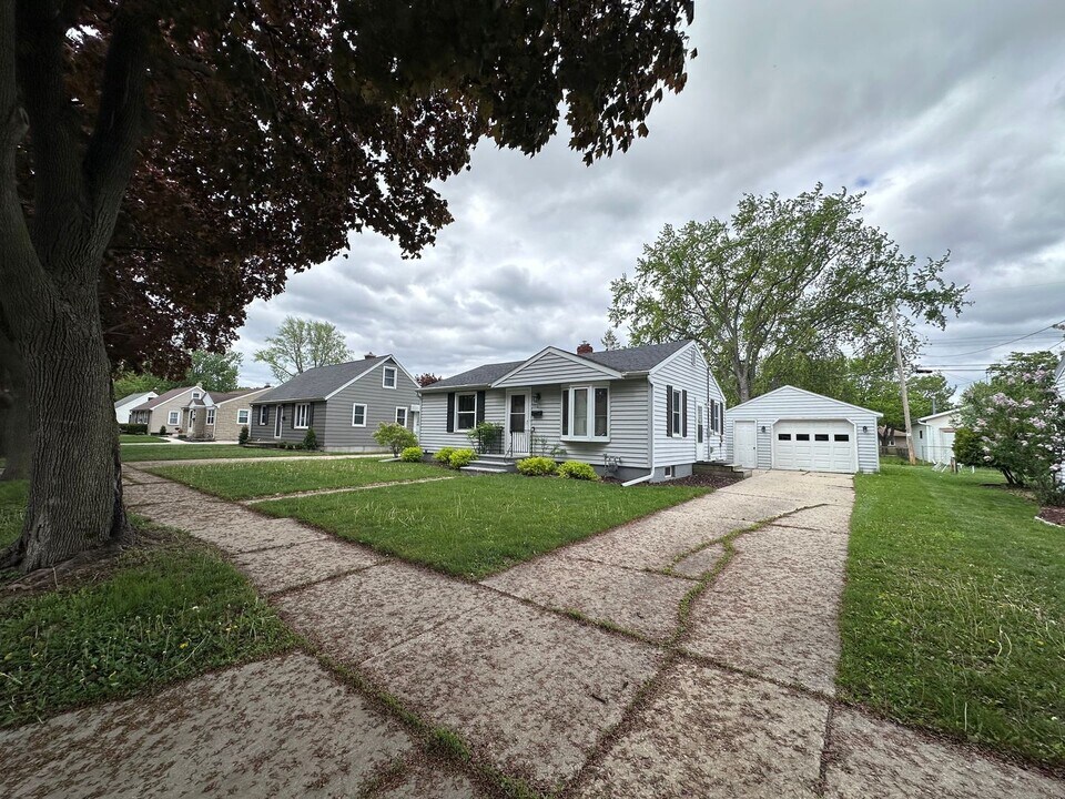 806 Marquette Ave in Green Bay, WI - Building Photo