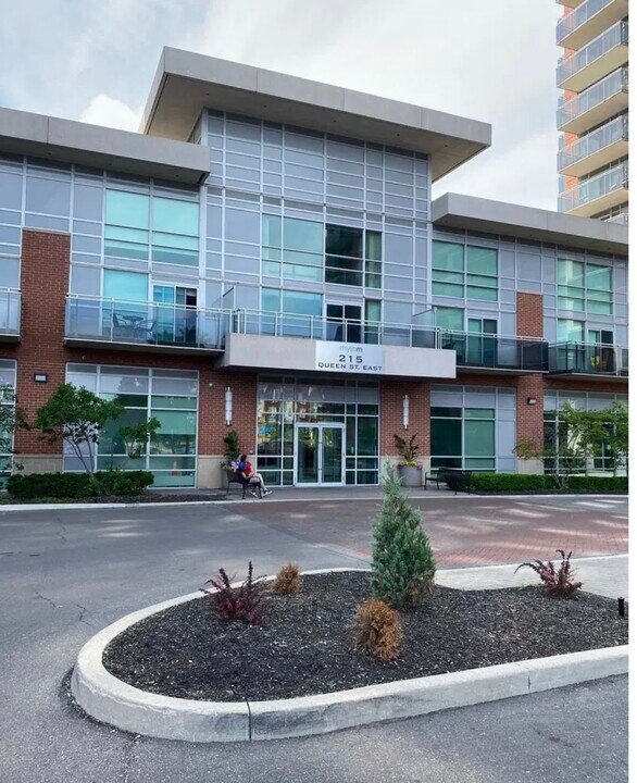 215 Queen St W in Brampton, ON - Building Photo