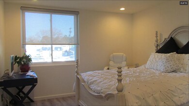 22041 Costanso St, Unit 103 in Woodland Hills, CA - Foto de edificio - Building Photo