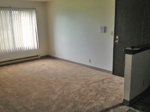 Silver Spring Square Apartments in Milwaukee, WI - Building Photo - Building Photo