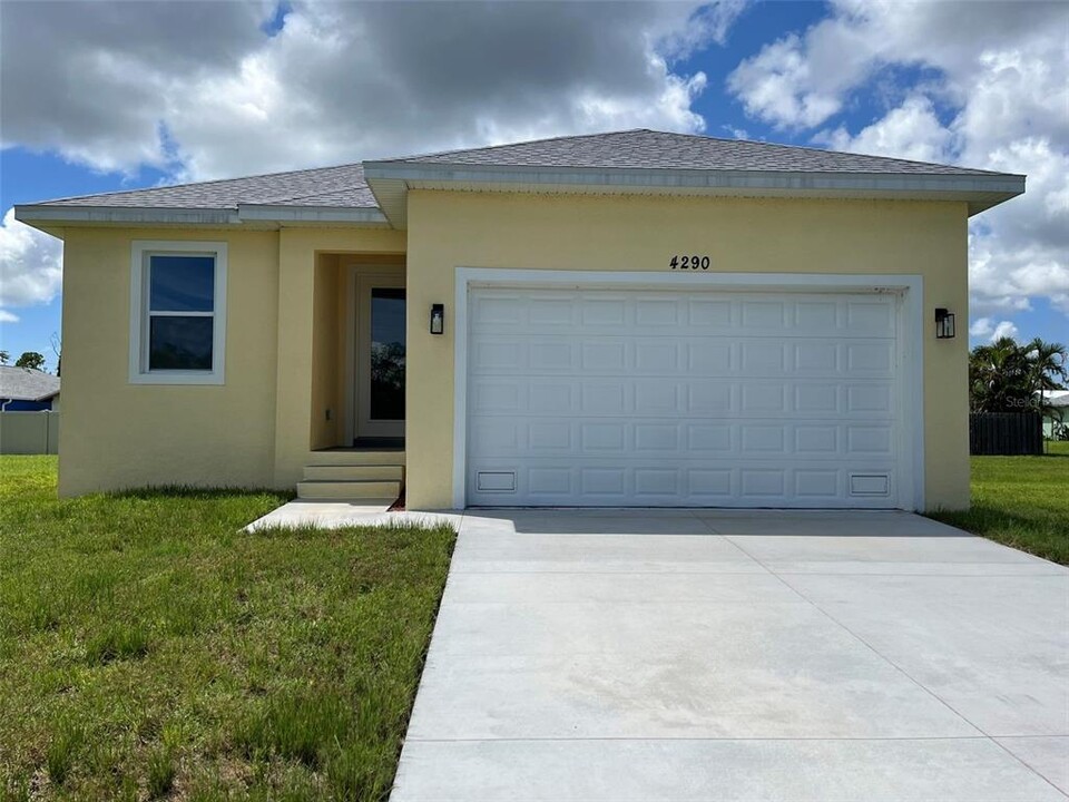 4290 Oak Terrace Cir in Port Charlotte, FL - Foto de edificio