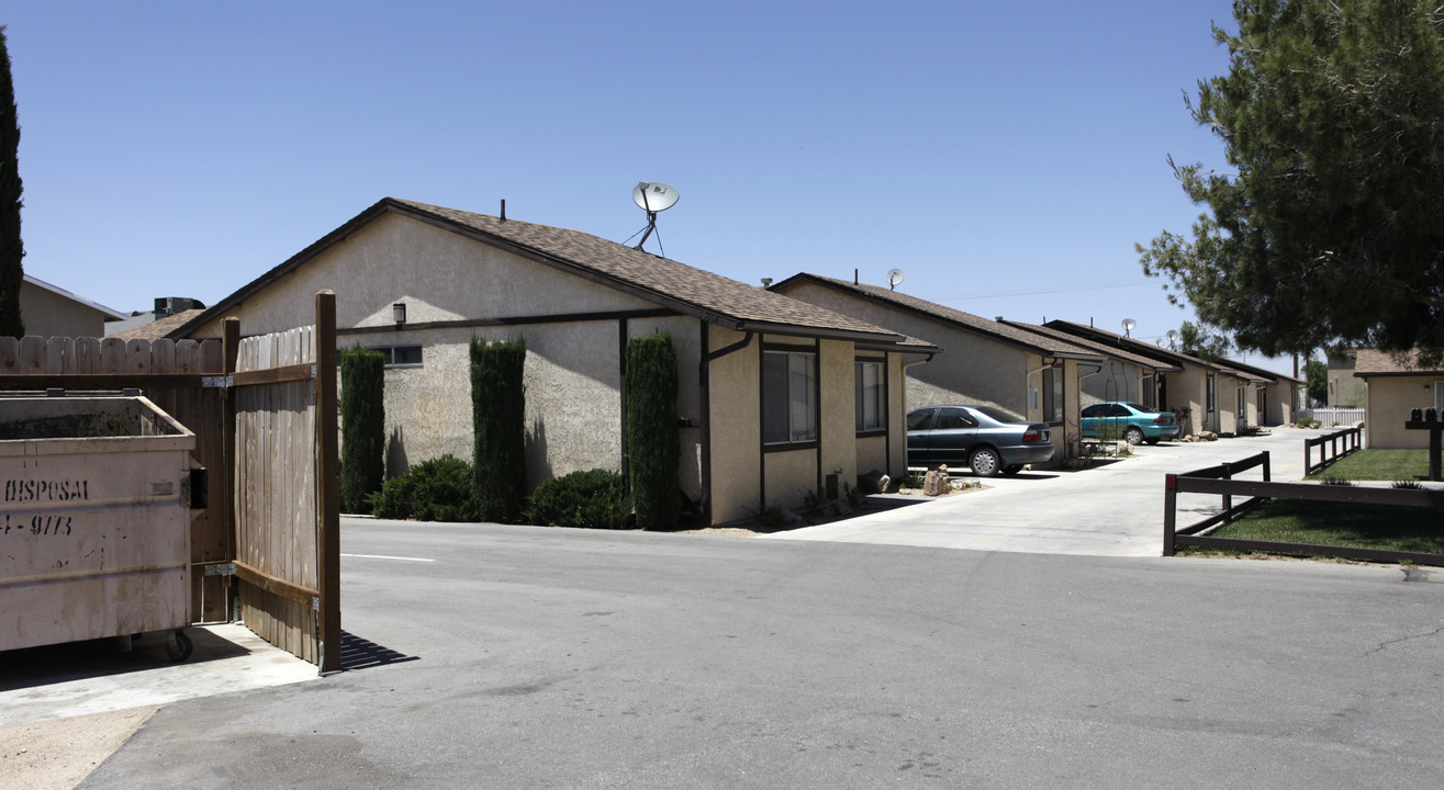 15334 Sequoia Ave in Hesperia, CA - Building Photo