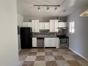 588 Parkway Dr NE, Unit 2 in Atlanta, GA - Building Photo - Building Photo