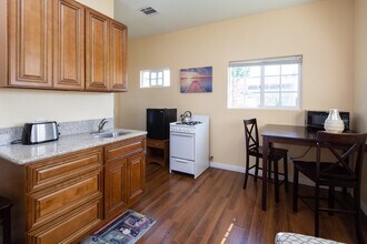 2721 W 82nd Pl, Unit Y in Inglewood, CA - Building Photo - Building Photo