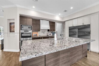 545 Forest View Cir in Dania Beach, FL - Building Photo - Building Photo