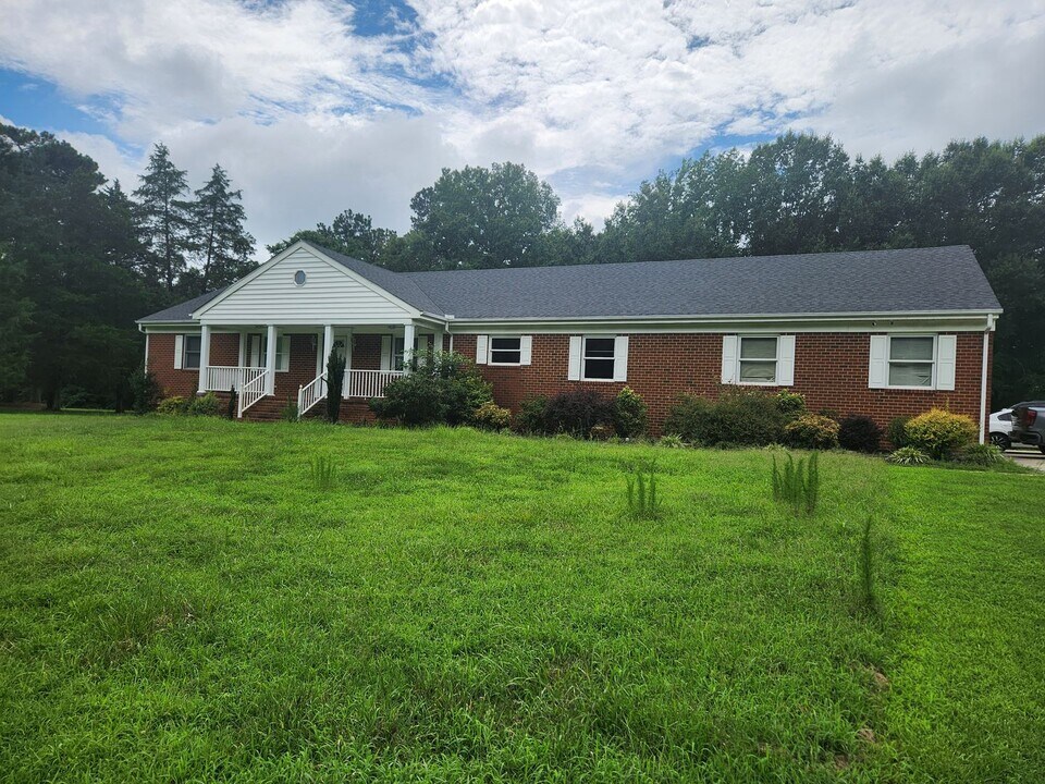 8810 Winterpock Rd in Chesterfield, VA - Building Photo