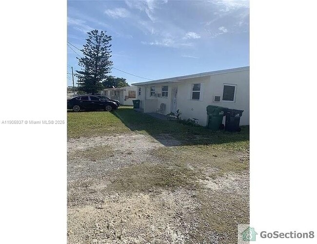 11800 SW 212th St in Miami, FL - Building Photo - Building Photo