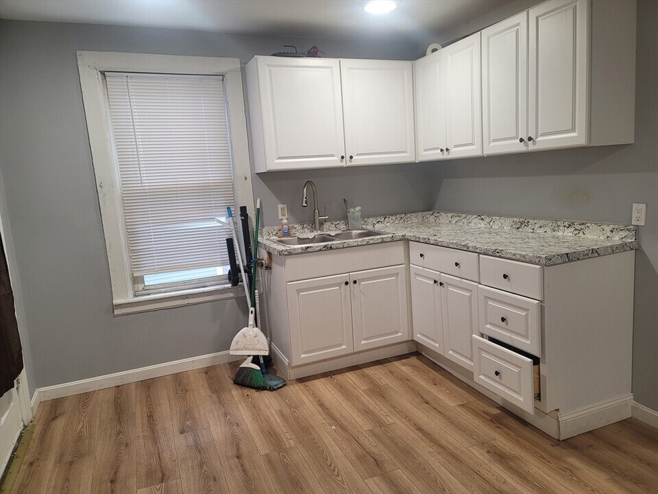 39 Worcester St in Southbridge, MA - Building Photo