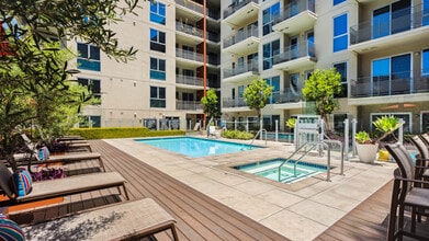 Radius Koreatown in Los Angeles, CA - Building Photo - Building Photo