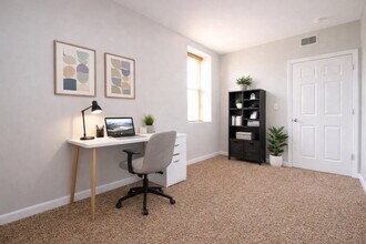 Apartments at The Schoolhouse in South Park, PA - Foto de edificio - Building Photo