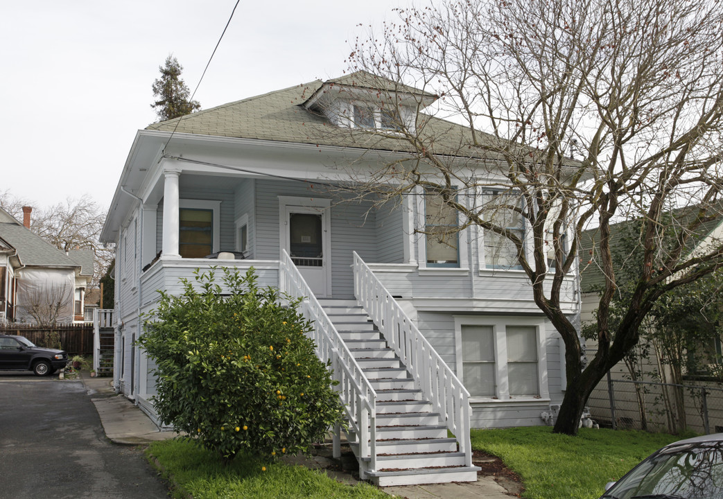 220-222 Walnut St in Petaluma, CA - Building Photo