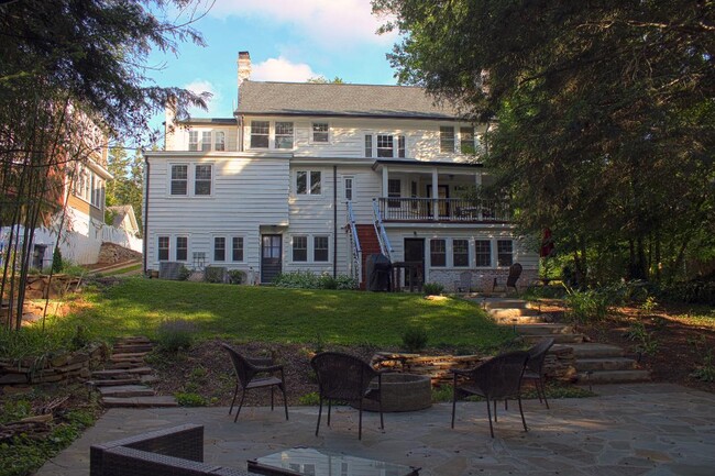 55 Edgemont Rd in Asheville, NC - Foto de edificio - Building Photo