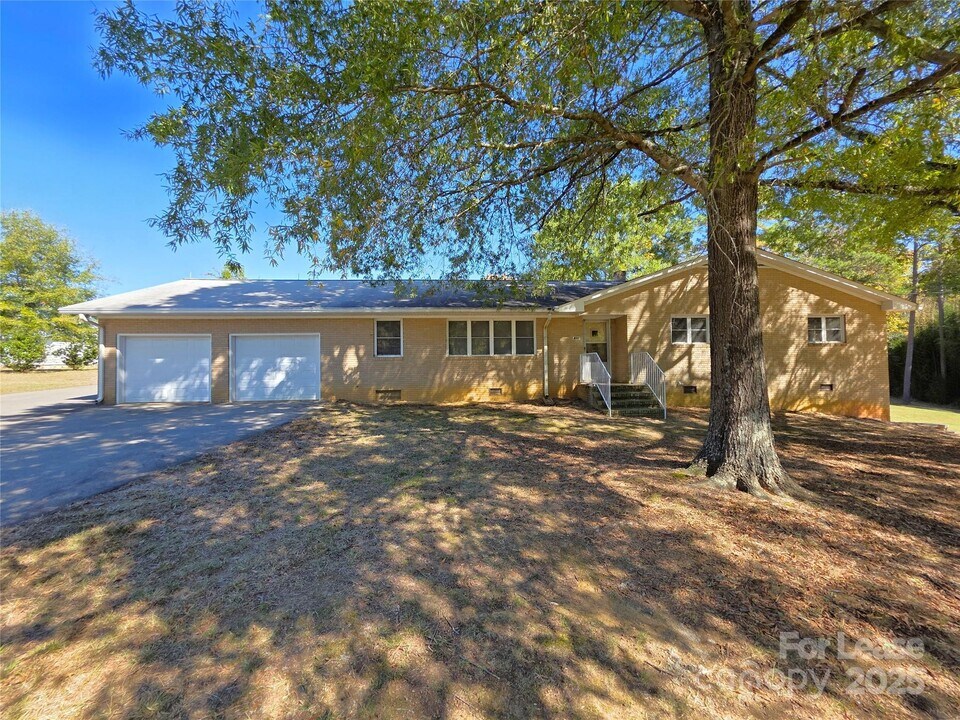 9301 Gold Hill Rd in Mount Pleasant, NC - Building Photo