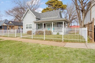 805 W Owings St in Denison, TX - Foto de edificio - Building Photo