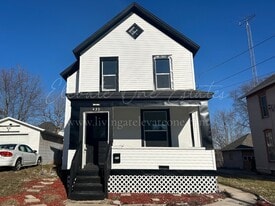 435 N Apple Ave in Freeport, IL - Building Photo