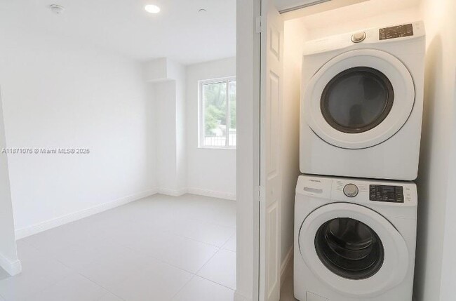 541 NW 33rd St, Unit 1 in Miami, FL - Building Photo - Building Photo