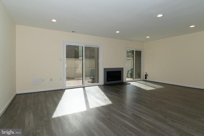 2015 Approach Ln in Reston, VA - Building Photo - Building Photo