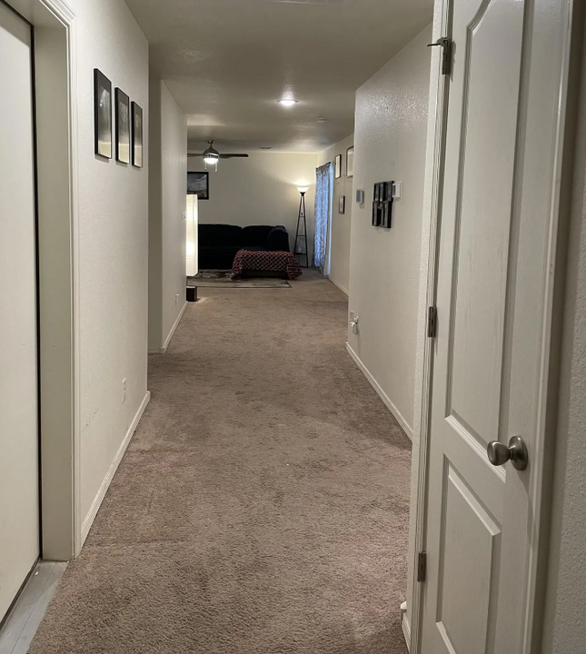 1609 Cassandra Ln in Belen, NM - Foto de edificio