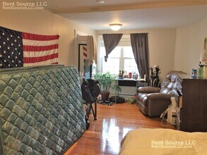 519-521 Main St. Unit 1, Unit 1 in Medford, MA - Foto de edificio - Building Photo