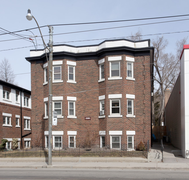 2260 Queen St in Toronto, ON - Building Photo - Primary Photo