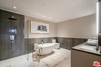 2391 Roscomare Rd, Unit 20987 in Los Angeles, CA - Building Photo - Building Photo