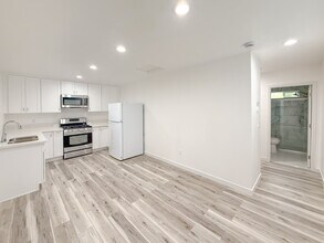 8525 Wakefield Ave, Unit 8525 Wakefield Ave in Panorama City, CA - Building Photo - Building Photo