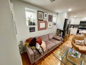 42 Woodrow Ave, Unit 1 in Boston, MA - Foto de edificio - Building Photo