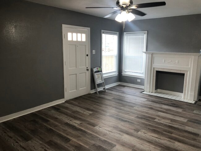 136 W Ridgewood Ct in San Antonio, TX - Foto de edificio - Building Photo