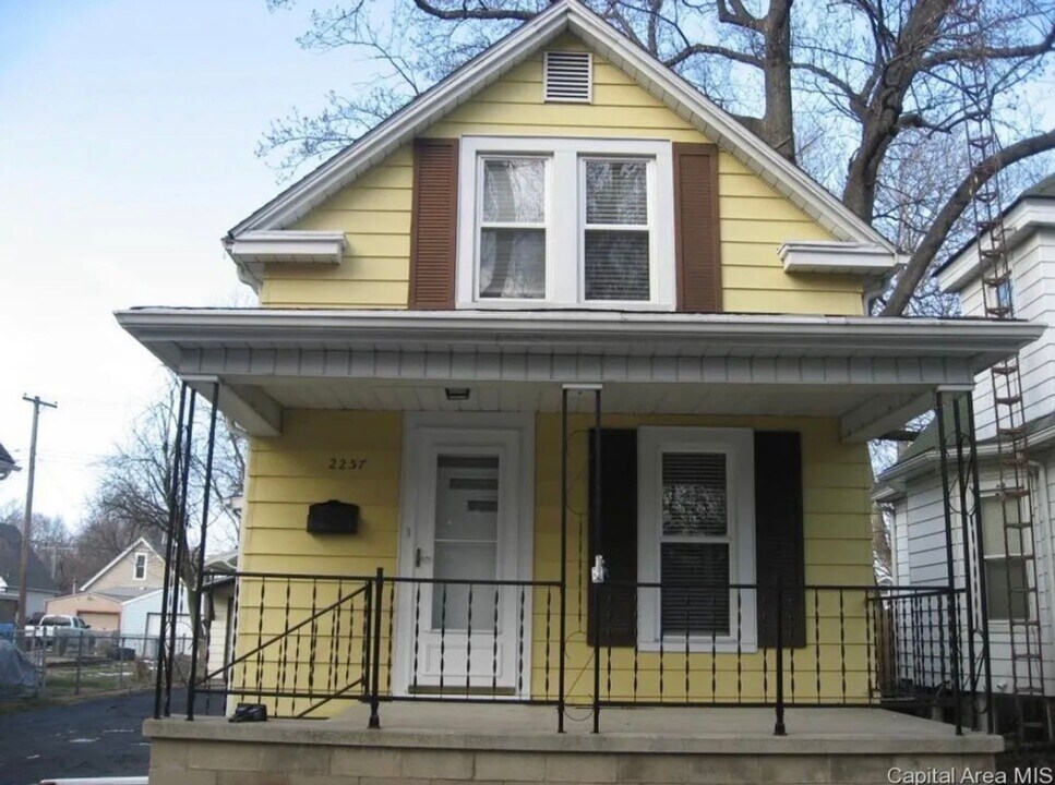 2257 S 10th St in Springfield, IL - Building Photo