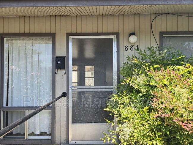 881 NE Alameda Ave in Roseburg, OR - Building Photo - Building Photo