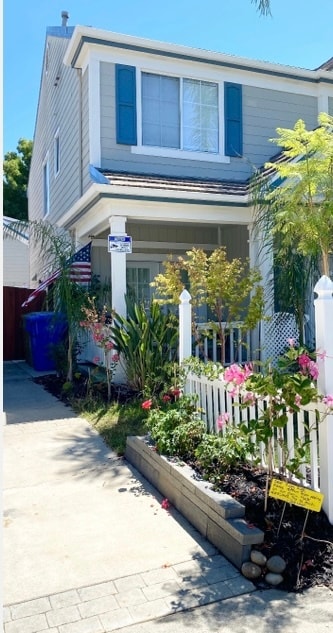 372 Chaucer Dr, Unit Mini Studio Townhouse in Brentwood, CA - Building Photo - Building Photo