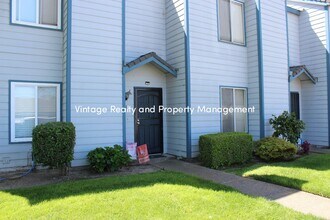 445 Almond Dr in Lodi, CA - Building Photo - Building Photo