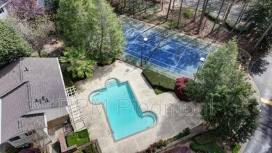 6820 Glenridge Dr in Sandy Springs, GA - Building Photo - Building Photo