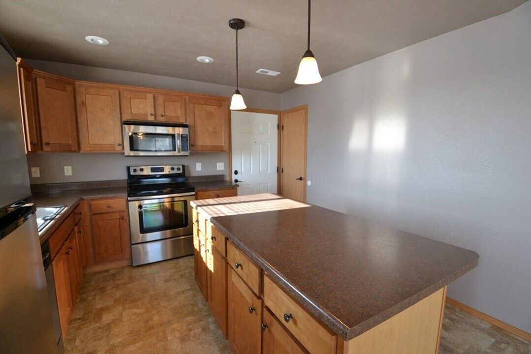 1105 E 73rd St in Sioux Falls, SD - Building Photo