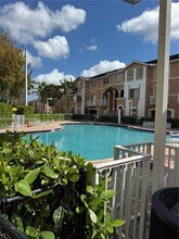 7080 NW 177th St in Hialeah, FL - Foto de edificio - Building Photo