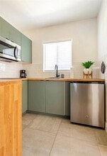 2230 NW 6th St in Miami, FL - Foto de edificio - Building Photo