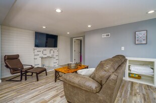 5571 N Chagrin Dr in Mentor On The Lake, OH - Building Photo