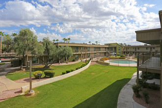 The Summit Apartments in Phoenix, AZ - Building Photo - Building Photo