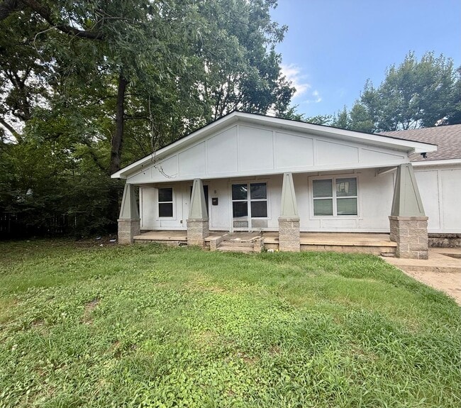 1215 Haltom St