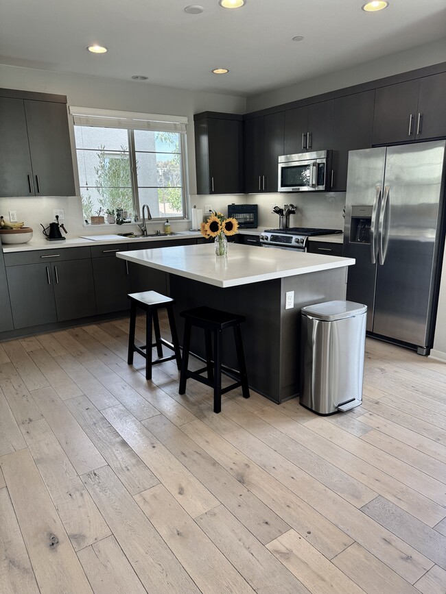 5256 Pacific Ter in Hawthorne, CA - Foto de edificio - Building Photo