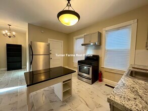 10 Bucknam St, Unit 1 in Boston, MA - Foto de edificio - Building Photo