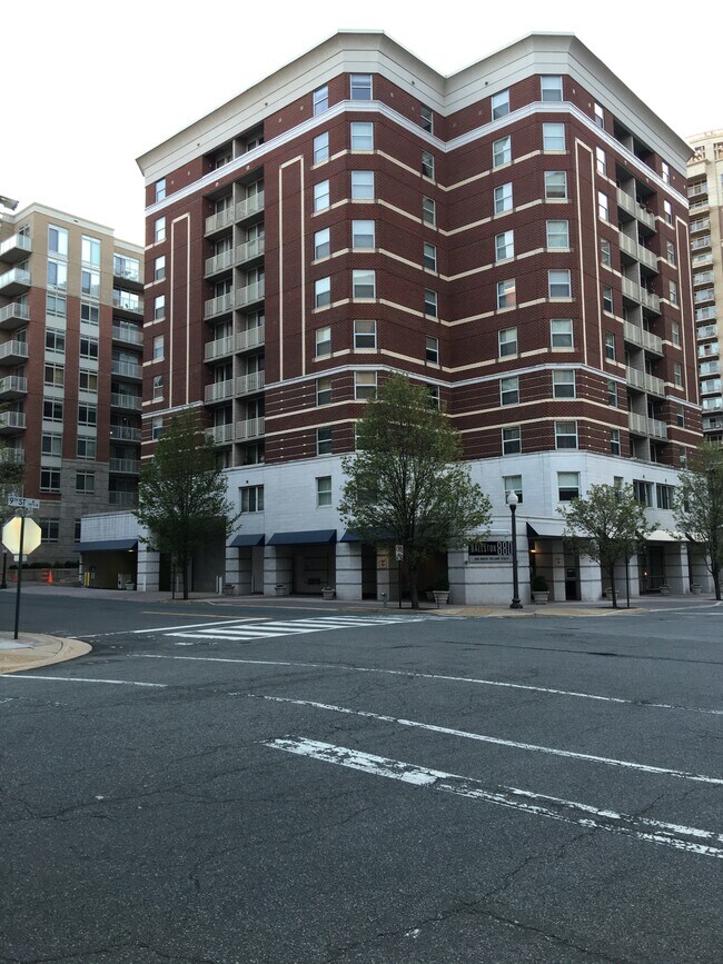 880 N Pollard St Rentals in Arlington, VA