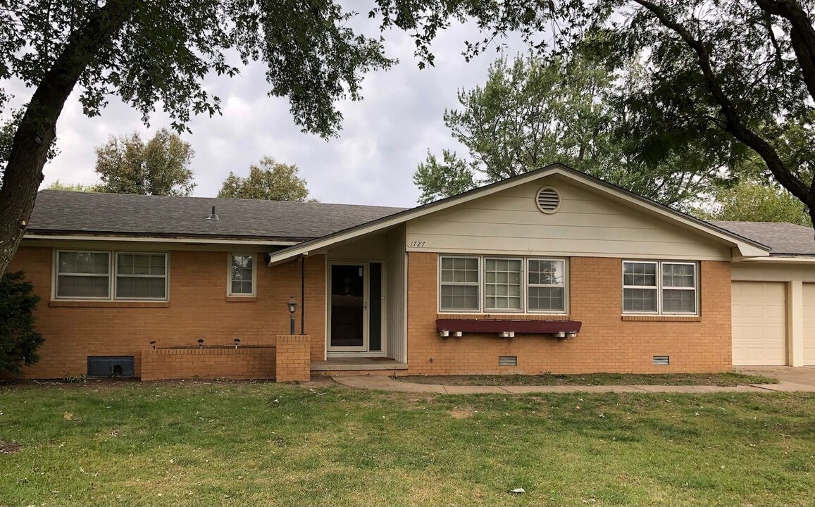 1727 N Young St in Wichita, KS - Building Photo