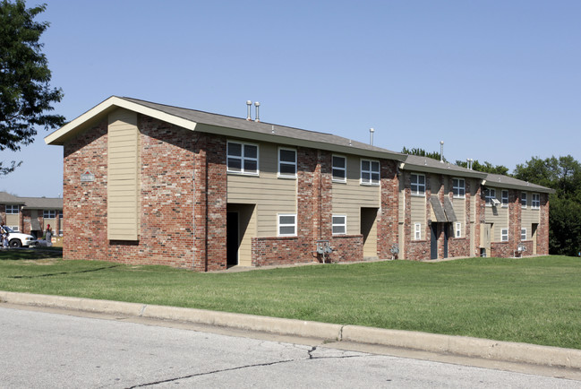 Mohawk Manor Apartments in Tulsa, OK - Foto de edificio - Building Photo