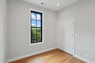 1349 N Noble St, Unit 2 in Chicago, IL - Foto de edificio - Building Photo