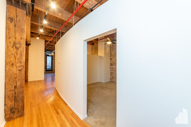 375 W Erie St, Unit 508 in Chicago, IL - Building Photo - Building Photo